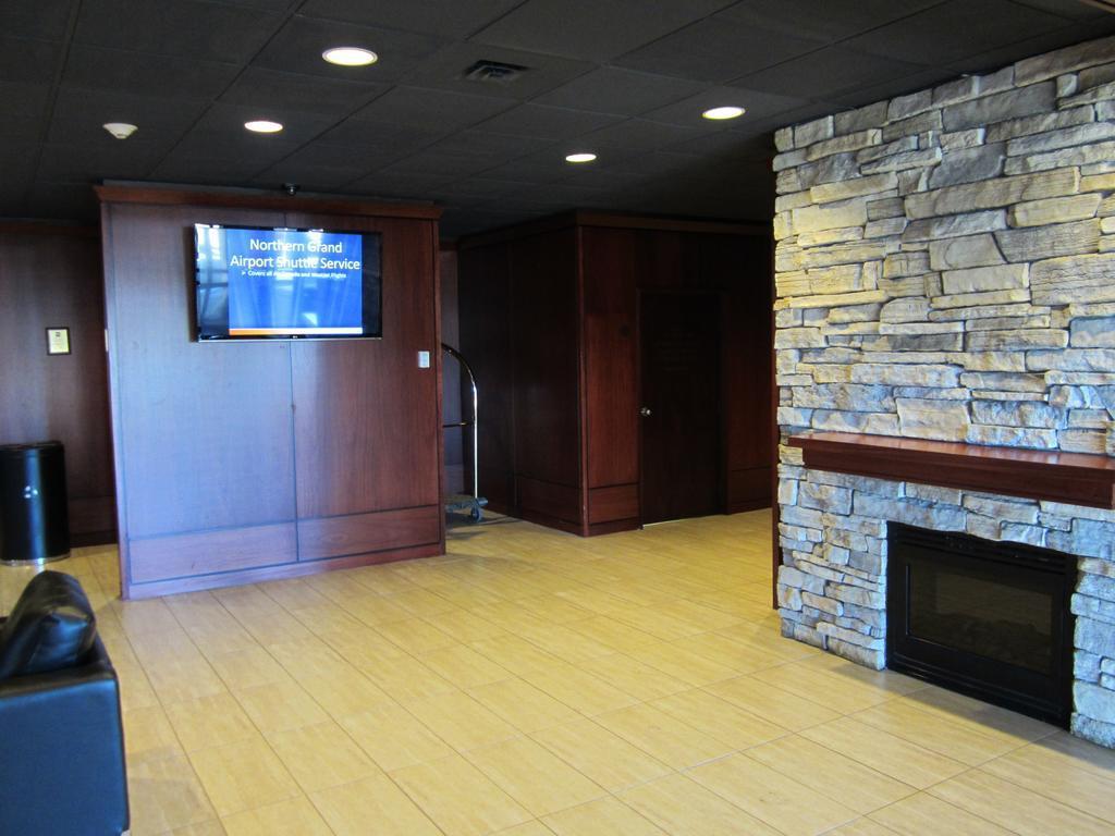 Ramada By Wyndham Northern Grand Hotel & Conference Centre Fort St. John Екстер'єр фото