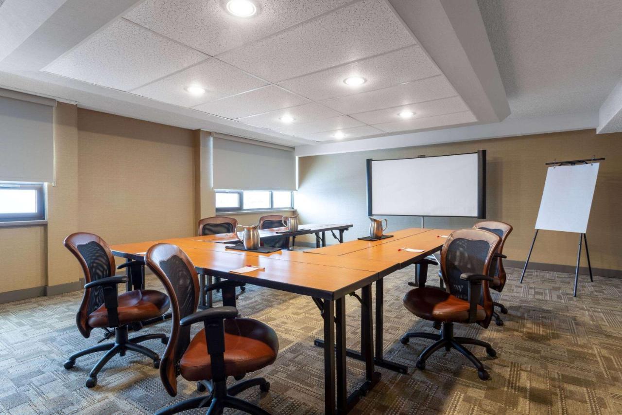 Ramada By Wyndham Northern Grand Hotel & Conference Centre Fort St. John Екстер'єр фото