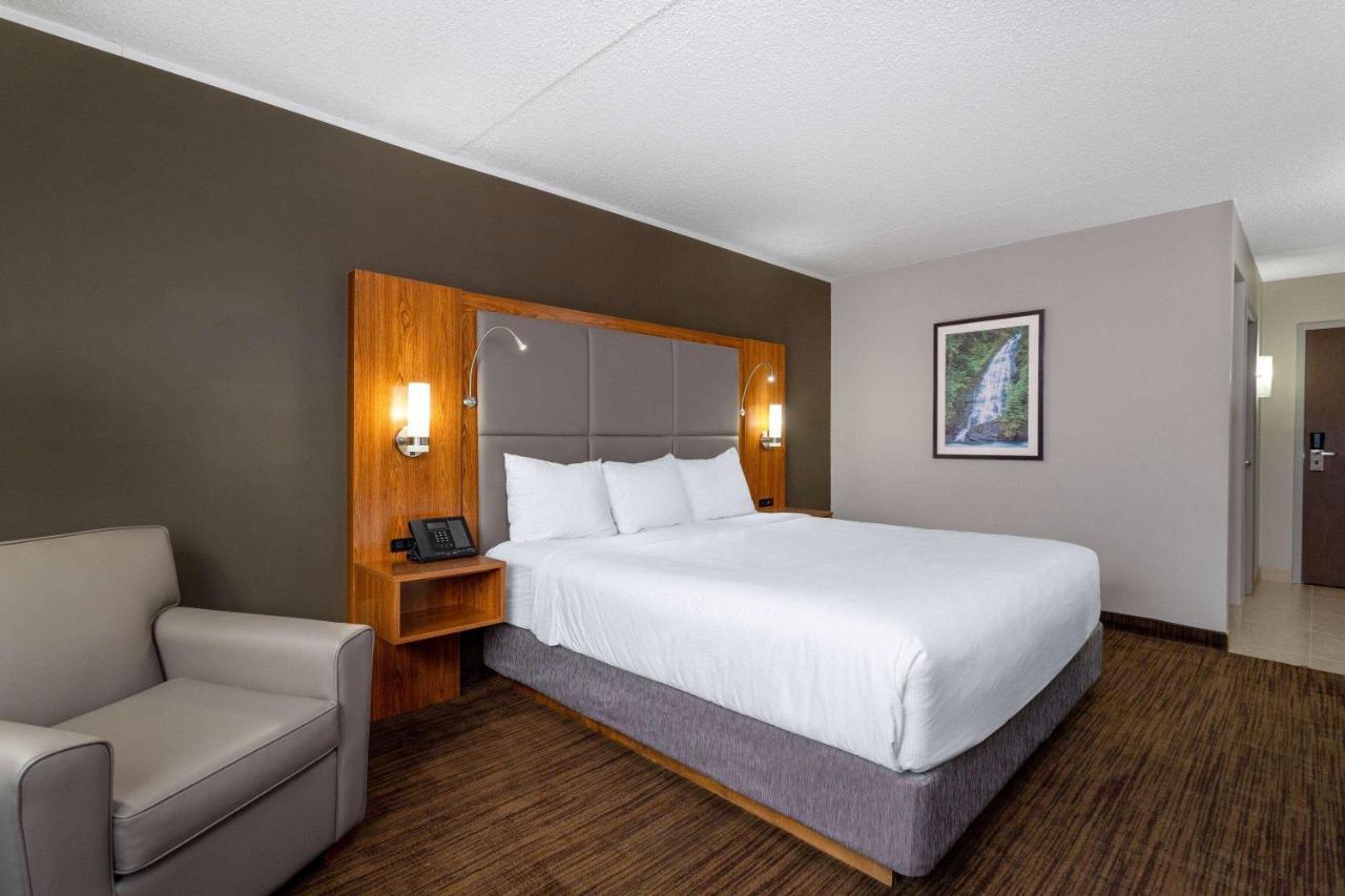 Ramada By Wyndham Northern Grand Hotel & Conference Centre Fort St. John Екстер'єр фото