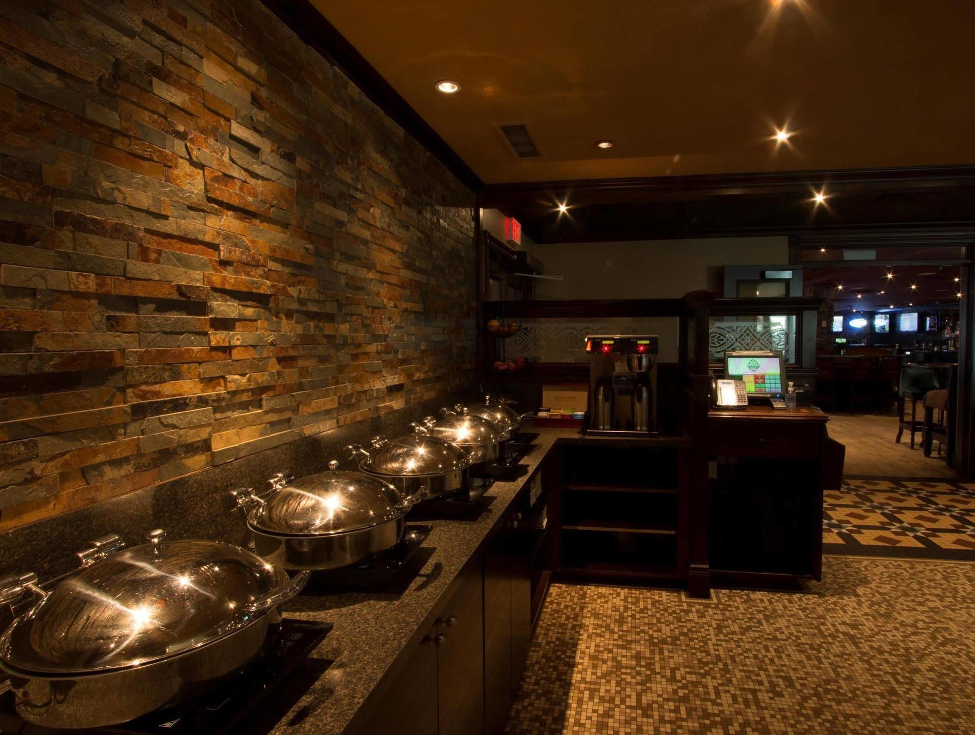 Ramada By Wyndham Northern Grand Hotel & Conference Centre Fort St. John Екстер'єр фото