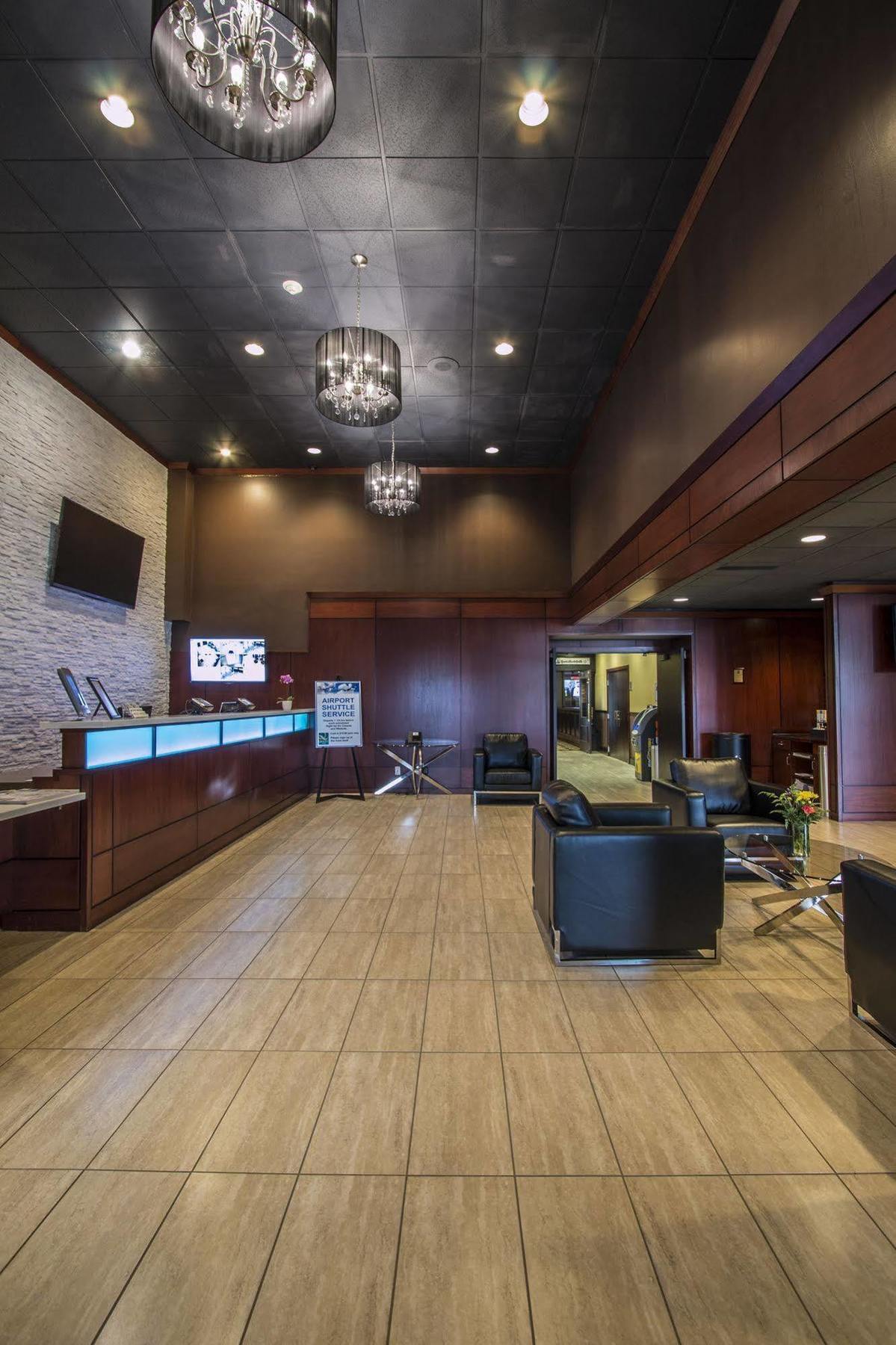 Ramada By Wyndham Northern Grand Hotel & Conference Centre Fort St. John Екстер'єр фото